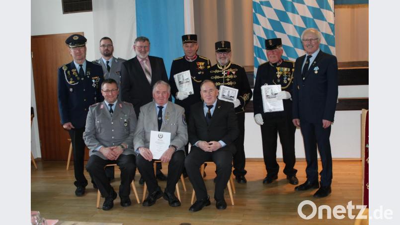 BKV-Kreisvorsitzender Anton Hauptmann, stellvertretender Kreisschießwart Martin Schneider, Bürgermeister Josef Schmidkonz(hinten, von links), BSB-Kreisvorsitzender Ferdinand Lienerth (hinten, rechts) und Bezirksvorsitzender Horst Embacher (vorne, rechts) gratulierten den Geehrten Gerhard Bötzl (hinten, Vierter von rechts), Bruno Salomon (hinten, Dritter von rechts) und Karl Birner (hinten, Zweiter von rechts), Gerhard Kraus und Reiner Köppl (vorne, von links).	Bild: Susanne Forster Bild: Susanne Forster