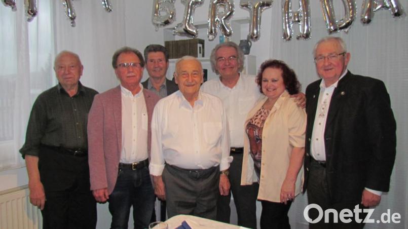Zum 90. Geburtstag von Willi Birkner (Mitte) gratulieren Seniorenbeauftragter Albert Butscher (von links), Bürgermeister Werner Walberer, Kreisvorsitzender des Vdk-Ortsverbands Pressath, Josef Rewitzer, Sohn Hubertus Birkner, Schwiegertochter Martha Birkner sowie Vdk-Ortsvorsitzender Anton Gareis. Bild: is