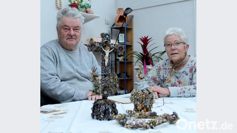 Eine aufwendige Klosterarbeit hatte Dechant Ferdinand Mach zur Priesterweihe 1907 erhalten. Dieses ungewöhnliche Geschenk wollten Willi und Elke Frankenberger eigentlich dem Plan-Weseritzer-Heimatkreis überlassen. Nachdem der kein Interesse zeigte, kommt die Klosterarbeit jetzt nach München ins Sudetendeutsche Museum. Bild: pol