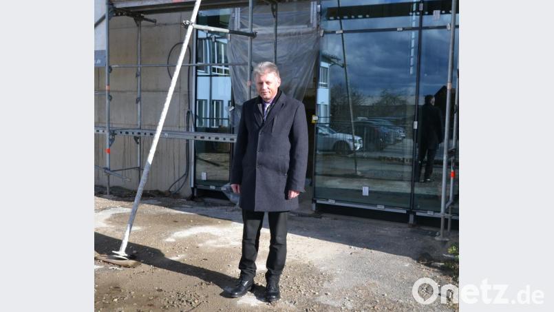 Bürgermeister Lothar Müller hofft, dass die Bürger den barrierefreien Eingang auf der Rückseite des Rathauses bald nutzen können. Bild: pfaa