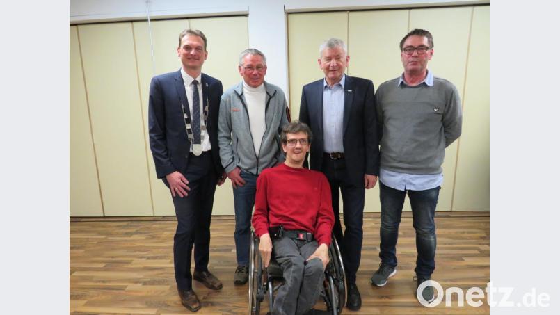 Zwei Sportler, die sich verstehen: Walter Hierlmeier (Zweiter von rechts) und Christoph Voit (vorne) mit Bürgermeister Ernst Schicketanz, BLSV-Vorsitzenden Ernst Werner und Stadtverbandsvorsitzenden Wolfgang Schwarz (von links). Bild: adj