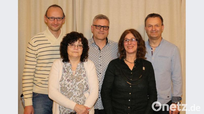 Jürgen Weismeier, Gabi Kellner, Michael Graf, Anna Feibert und Roland Schöcklmann bilden künftig den Vorstand des Kulturtreffs. Bild: rpp