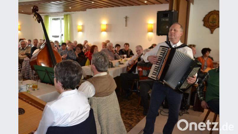 Fleißig mitgesungen wurde auch beim Akkordeonspieler Robert Adamec „Wenn der weiße Flieder wieder blüht“ und der russischen Weise „Kalinka“. Bild: gi