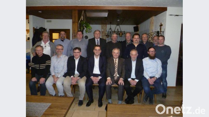 Günter Kopp (vorne, Dritter von rechts) ist der alte und neue CSU-Ortsvorsitzende. Christian Doleschal (links daneben) stellt sich bei der Ortshauptversammlung der CSU Kulmain den Mitgliedern als Kandidat für das Europaparlament vor. Bild: sat