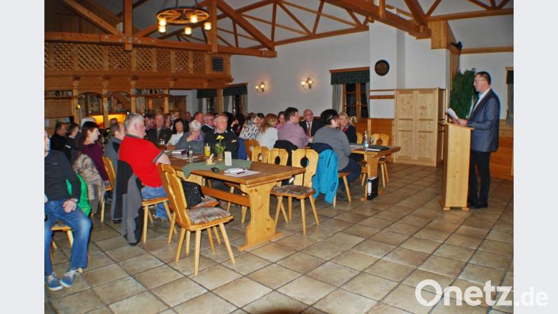 Bei der Jahreshauptversammlung des Fremdenverkehrsverein legte der 1. Vorsitzende Alfons Schnurrer (rechts) seinen Bericht vor Bild: enz