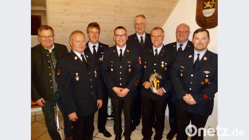 Nachwahlen, Ehrungen und die Verleihung diverser Lehrgangsbestätigungen standen im Mittelpunkt der Jahreshauptversammlung der Feuerwehr Gailoh. Von links OB Michael Cerny, Vorsitzender Georg Honig, der neue Vertrauensmann Matthias Dobler, Kommandant Thimo Höcherl, der neue Kassenprüfer Reiner Klopsch, Herbert Ströhl, der mit dem goldenen Brandschutzehrenzeichen für 40 Jahre aktive Dienstzeit und 40 Jahre Vereinszugehörigkeit wurde, der neue Zweite Vorsitzende Martin Heindl und Zweiter Kommandant Daniel Schildbach. Bild: usc