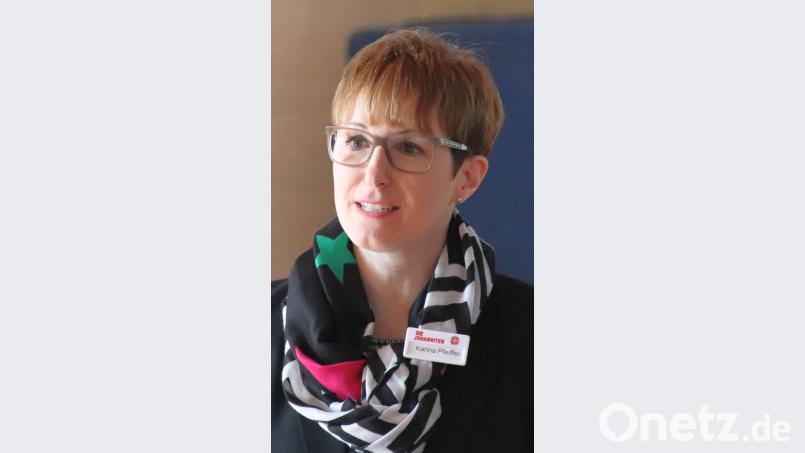 Sozialpädagogin Karina Pfeiffer von der Jugendsozialarbeit an der Mittelschule Oberviechtach, stellte in Nittenau die grundlegenden Informationen über die Arbeit der 23 Jugendsozialarbeiterinnen an Schulen im Landkreis Schwandorf vor. Bild: Thomas Dobler