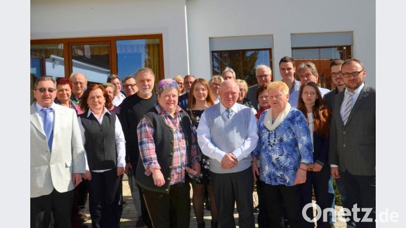 Else Nickl (vorne, rechs) feiert mit Ehemann Josef und Tochter Elvira (links daneben) sowie vielen Gratulanten 80. Geburtstag. Bild: fjo