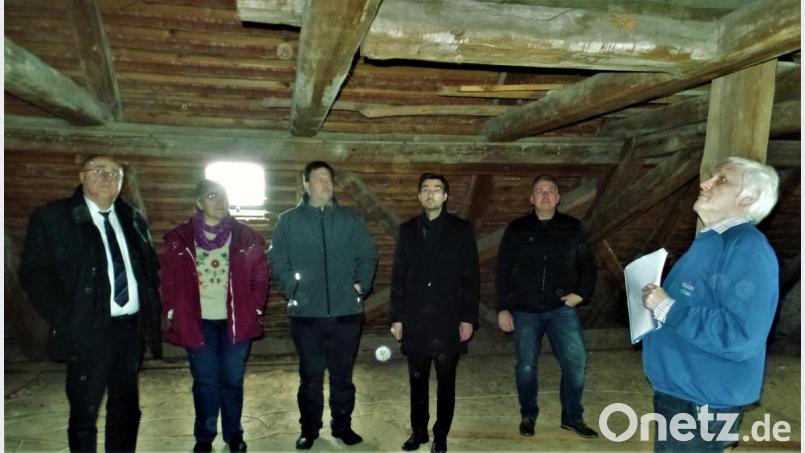 Die Sanierung des Dachstuhls des evangelischen Gemeindehaus wird teuer. Bezirkstagsvizepräsident Lothar Höher (links), Getraud Landgraf vom Kirchenvorstand, Bezirksheimatpfleger Dr. Tobias Appl, Landtagsmitglied Stephan Oetzinger und Christian Hengl, ebenfalls Kirchenvorstand, machen sich ein Bild der Lage. Pfarrer Martin Valeske (rechts) hofft auch auf Beistand von ganz oben, wie der Blick vermuten lässt. Bild: jml