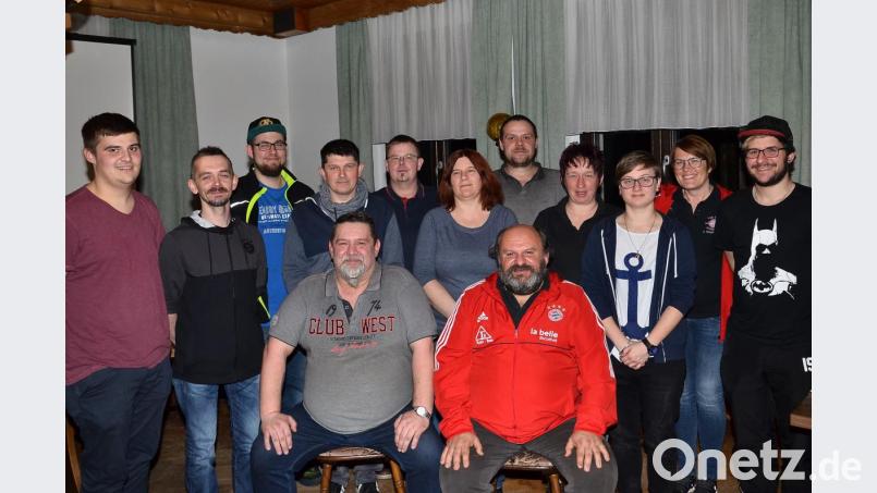 Hans-Jürgen Frölich und Alfred Sauer (sitzend, von links) stellen den Rahmen der neuen Vorstandschaft des Bayern Fanclubs: Vereinswirt Frölich ist neues Ausschussmitglied; Sauer steht auch im 28. und 29. Jahr als Vorsitzender zur Verfügung. Bild: fjo