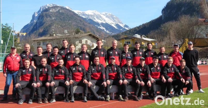 Das Bild zeigt die 1. Mannschaft des VfB Thanhausen mit Betreuern in Kufstein vor herrlichem Panorama Bild: rdh