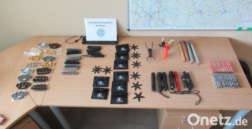 Ein ganzes Arsenal an verbotenen Waffen stellten die Polizisten sicher. Bild: Grenzpolizeiinspektion Waidhaus