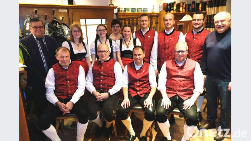 In der Generalversammlung ehrt die Stadtkapelle Eschenbach zahlreiche Aktive für ihr vorbildliches musikalisches Wirken. Es gratulieren Bürgermeister Peter Lehr (rechts) und Stadtverbandsvorsitzender Dieter Kies (links). Bild: do
