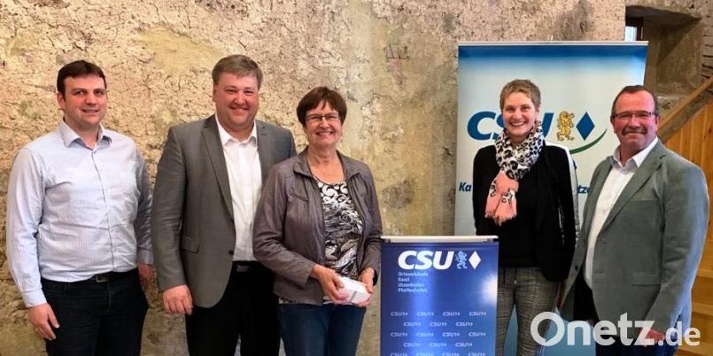 Bei der Veranstaltungsreihe Ladys First der drei CSU-Ortsverbände in der Gemeinde Kastl hat sich Neumarkts Vize-Landrätin Heidi Rackl (Dritte von links) den Fragen gestellt. Bild: jp