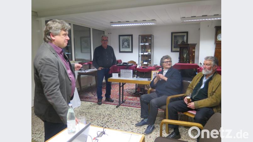 Was es mit einer Geisterbeschwörung in Kemnath auf sich hat, erzählt Bernhard Weigl (links) den Zuhörern im Musikeum, zu denen auch HAK-Vorsitzenden Hans Rösch, dessen Frau Anna Müller-Rösch und Museumsleiter Anton Heindl (von rechts) gehören. Bild: jzk