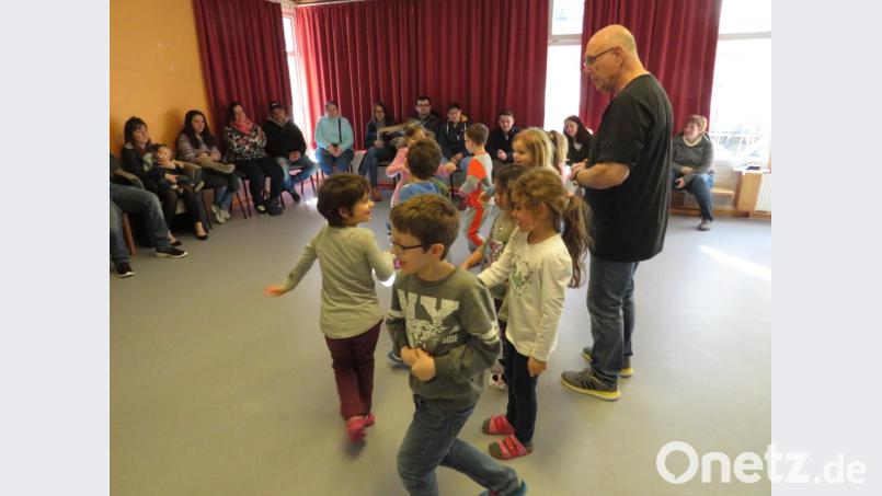 Im Selbstbehauptungskurs mit Klaus Inderst lernen die Vorschulkinder der Kindertagesstätte Regenbogenland, sich in kritischen Situationen zu behaupten. Bild: adj