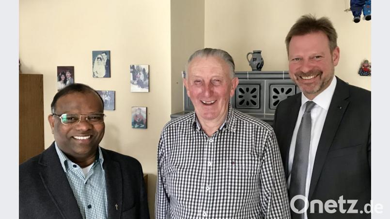 Jubilar Johann Freller (Mitte) lässt sich von Pfarrer Moses Gudapati (links) und Bürgermeister Alwin Märkl beglückwünschen. Bild: gef