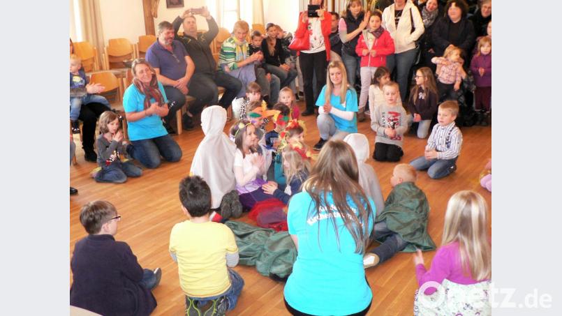 Die Geschichte und die Lieder erzählen von den Vogelkindern, die aus den Eiern schlüpfen, betreut werden und dann flügge werden. Bild: lep