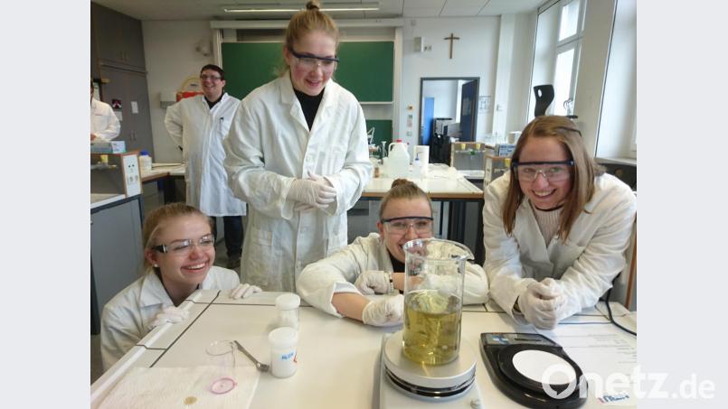 Die Schülerinnen des Ortenburg-Gymnasiums verfolgen begeistert die Farbenspiele des „chemischen Chamäleons“, das den Lichtwechsel einer Verkehrsampel nachahmt. Im Hintergrund links Diplom-Chemiker Christoph Tschirch von der Nabu-Oberflächentechnik Stulln. Bild: lg