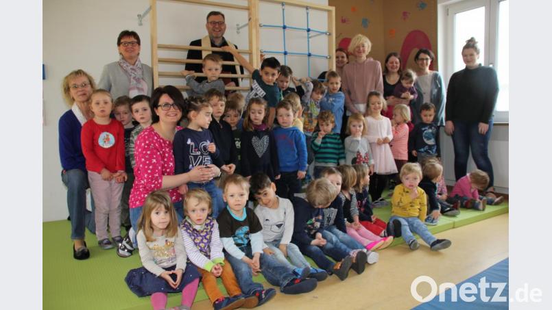 Groß war die Freude in der Kindertagesstätte St. Georg über die neue Sprossenwand als großzügiges Geschenk des Elternbeirats im Wert von knapp 3000 Euro. Dekan Markus Brunner gab der Sprossenwand den kirchlichen Segen. Bild: ads