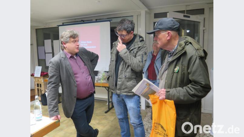 Nach seinem Vortrag steht Bernhard Weigl (links) historischen interessierten Zuhörern noch für Fragen zur Verfügung. Bild: jzk