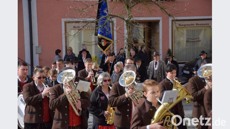 Mit einem Festzug und Gottesdienst feiert der Zunftverein der Maurer und Zimmerer in Schmidmühlen seinen 113. Jahrestag. Natürlich stand Josef, der Schutzheilige der Handwerker, im Fokus dieses besonderen Anlasses. Bild: bö