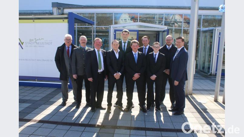 Bürgermeister Rupert Troppmann (v.l.), vlf-Vorsitzender Albert Gollwitzer, BBV-Kreisobmann Josef Fütterer Simon Beer (v.l.), Andreas Lehner, Alexander Süß, Alexander Bauer, Johannes Meierhöfer, Landrat Andreas Meier und Schulleiter Reinhold Witt freuen sich über die Absolventen Bild: sne