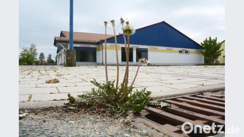 Die letzten Hürden sind beseitigt, das Landratsamt hat die Genehmigung erteilt: das leerstehende Edeka-Gebäude weicht in Weiherhammer einem Neubau für Norma. Das neue Nahversorgungszentrum wird von vielen Bürgern sehnlichst erwartet. Bild: Gabi Schönberger