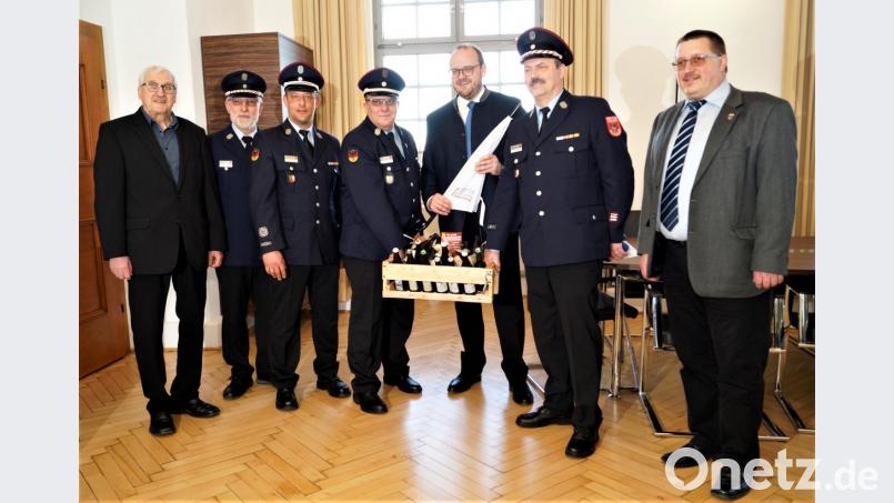 Gerne übernimmt Landrat Andreas Meier (Dritter von rechts) die Ehrenschimrherrschaft für die Feier der Feuerwehr Neustadt/WN. Bild: arw