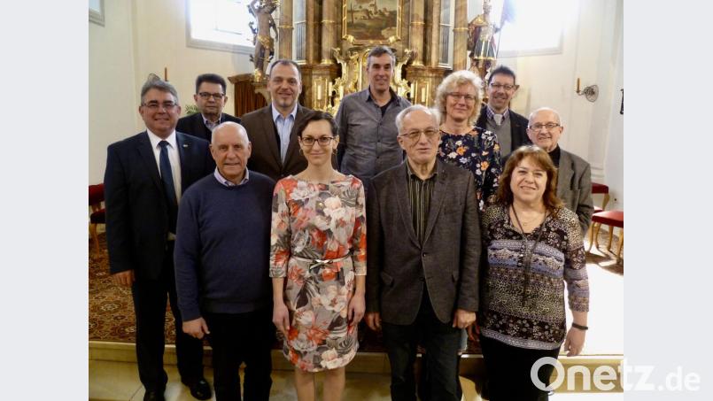 Die Freihunger Kirche Heilige Dreifaltigkeit, in der das Gruppenbild entstand, ist eines der Ziele der diesjährigen Veranstaltungsreihe „Kirche und Wirtshaus mit Pfiff“. In der vorderen Reihe die vier Projektkümmerer (von links) Königssteins evangelischer Pfarrer Konrad Schornbauer, AOVE-Mitarbeiterin Katja Stiegler, die Freihung betreut, Kreisheimatpfleger Dieter Dörner und Emma Adamczyk von der Tourist-Info Amberg; hinten von links Freihungs Bürgermeister Norbert Bücherl, Fred Tischler von der Tourist-Info Sulzbach-Rosenberg, KEB-Bildungsreferent Christian Irlbacher, Grafiker Oliver Hiltl, EBW-Geschäftsführerin Bettina Hahn, der Sulzbach-Rosenberger Stadtheimatpfleger Markus Lommer und Pfarrer Bernhard Huber. Bild: usc