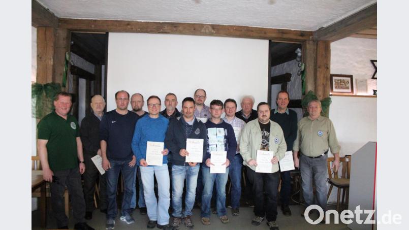 Mehrere Mitglieder wurden für 25 und 40 Jahre Mitgliedschaft geehrt. Das Bild zeigt von links nach rechts: Vorsitzender Alexander Wächter, Josef Neumann, Oliver Schraml, Thomas Hoffmann, Richard Bauer, Walter Schwarzmeier, Bernd Schraml, Benjamin Michl, Reiner Grünbauer, Manfred Krumholz, Norbert Demleitner, Wolfgang Riedl, Josef Gallersdörfer und zweiter Vorsitzender Reinhard Merkl. Bild: exb