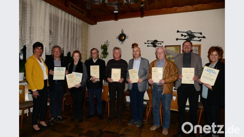 BLLV-Bezirksvorsitzende Ursula Schroll (links) überreichte Manfred Zeitler und Waltraud Waag-Schmidt die Bronzene Ehrennadel für die Mitarbeit in der erweiterten Vorstandschat, Waltraud Waag-Schmidt erhielt auch die Ehrenurkunde für 55jährige Mitgliedschaft im BLLV. Ehrenurkunden erhielten Peter Staniczek, Klaus Fröhlich (50 Jahre Mitgliedschaft), Johann Karl (45 Jahre Mitgliedschaft), Georg Schmidbauer, Manfred Böhm (40 Jahre Mitgliedschaft). Kreisvorsitzende Martina Maier (rechts) wurde für ihre langjährige Tätigkeit als Vorsitzende des Kreises Vohenstrauß im BLLV mit der Bronzenen Ehrennadel ausgezeichnet. Bild: bey