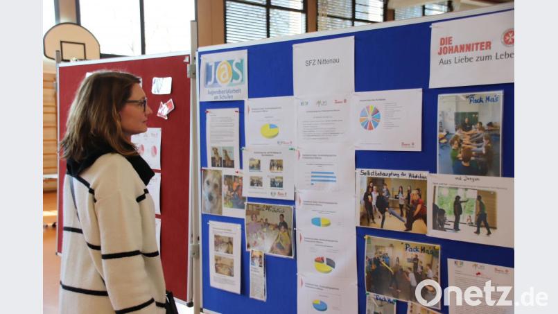 Mit Schautafeln und im Gespräch stellten die JaS-Fachkräfte ihre Arbeit des vergangenen Jahres vor. Neben statistischen Daten ging es dabei um Einblicke in die Aufgaben der Jugendsozialarbeiter an Schulen. Bild: Thomas Dobler