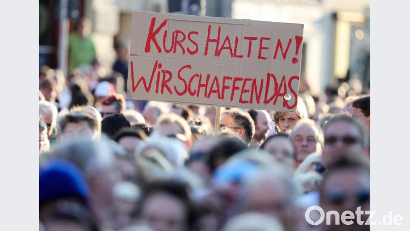 Ein Plakat mit der Aufschrift «Kurs Halten! Wir Schaffen DAS» bei einer Wahlkampfveranstaltung der CDU 2016 fordert Nachhaltigkeit ein. Archivbild: Michael Kappeler/dpa