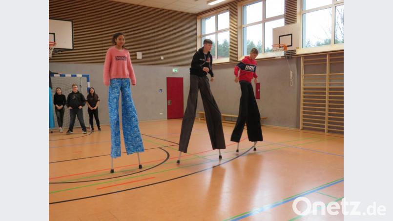 Gleichgewicht ist beim Stelzenlaufen gefragt. Bild: adj
