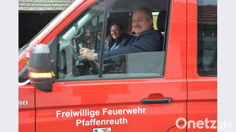 Bürgermeister Johann Burger höchstpersönlich steuerte das neue Fahrzeug von Mitterteich aus nach Pfaffenreuth. Auf dem Beifahrersitz saß Sachbearbeiterin Astrid Häring (VG Mitterteich). Bild: jr