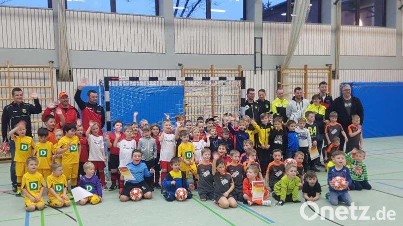Nach dem Fußball-Turnier formierten sich alle G-Jugend-Mannschaften zum Erinnerungsbild. Bild: exb