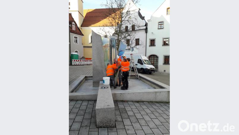 Der Bauhof demontiert den Brunnen vor dem Rathaus zur Generalreinigung. Bild: exb