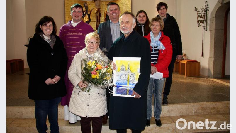 Nach 24 Jahren als Kirchenpfleger lässt es Albert Zrenner (vorne rechts, mit Gattin Inge) etwas ruhiger angehen. Sein Nachfolger ist Hermann Weiß. Die Verabschiedung während des Gottesdienstes wurde vom Kolpingchor musikalisch umrahmt. Im Bild hinten von links: Pfarrgemeinderatssprecherin Carolin Lindner, Pfarrer Maximilian Roeb, Hermann Weiß, Bianca Hankl, Sabine Preisinger und Regina Staufer vom Kindergarten. Bild: wro