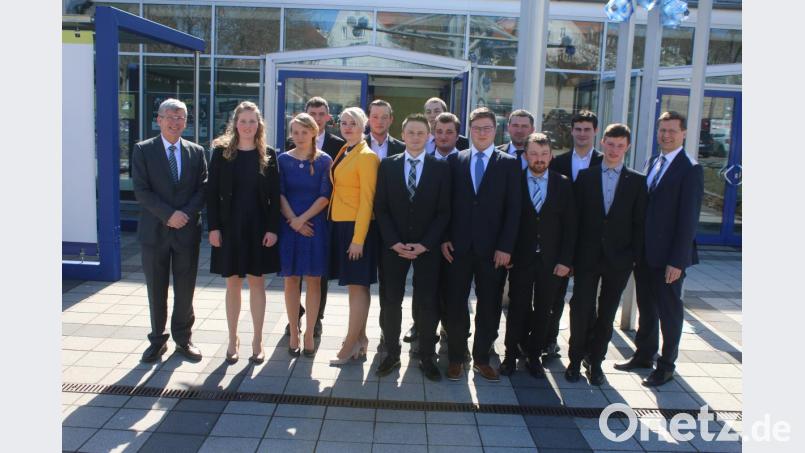 Wolfgang Wenisch vom AELF-Tirschenreuth (links) und Schulleiter Reinhold Witt freuen sich mit den Absolventen aus Tirschenreuth über ihren Abschluss. Bild: sne