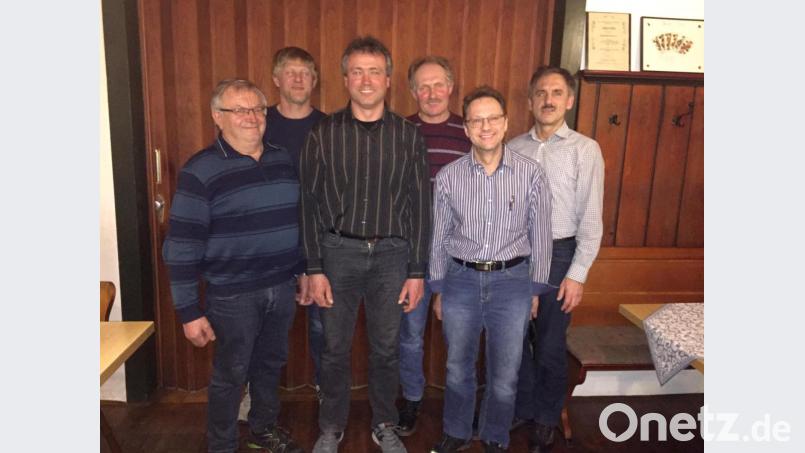 Die neugewählte Vorstandschaft der Jagdgenossenschaft Gaisthal. An der Spitze steht weiterhin Martin Biegerl (Dritter von links) als Jagdvorsteher. Bild: Jagdgenossenschaft Gaisthal