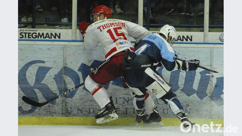 Der Weidener Stürmer Philipp Siller (rechts) und Scorpions-Verteidiger Robin Thomson kämpfen an der Bande um die Scheibe. Nach drei engen Spielen liegen die Blue Devils in der „Best-of-5“-Serie gegen die Hannover Scorpions mit 1:2 hinten. Am Freitag muss in der heimischen Hans-Schröpf-Arena ein Sieg her, um das entscheidende fünfte Match am Sonntag zu erzwingen. Bild: gb