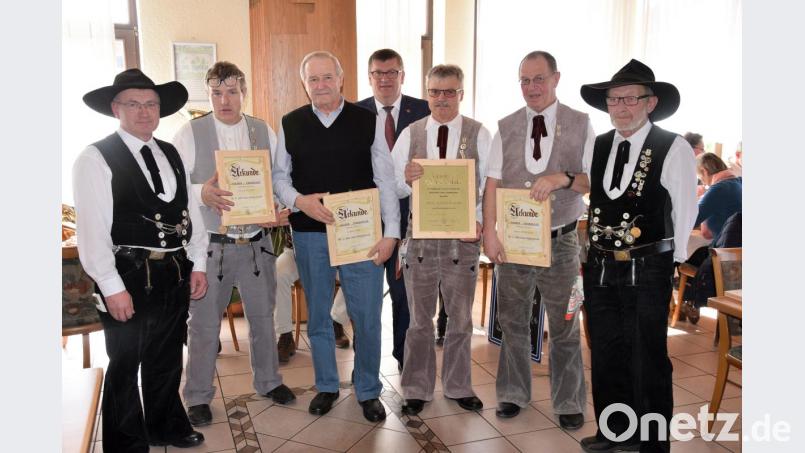 Ausgezeichnet wurden für ihre Treue zum Verein: Innungsobermeister Johann Fischer (von links), Erhard Reiser, Ludwig Vogl, Bürgermeister Peter Braun, Norbert Fischer, Johann Mehringer und Günther Bauer. Bild: bö