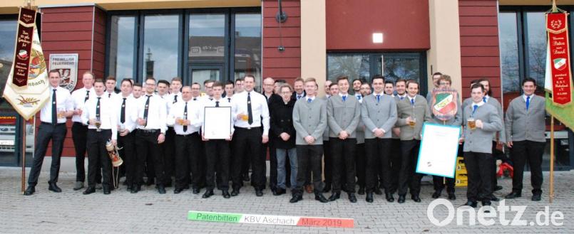 Der KBV Hahnbach (linke Seite) und der KBV Aschach (rechte Seite) mit Pfarrer Christian Schulz und den Bürgermeistern Bernhard Lindner und Alwin Märkl (Mitte). Bild: sche