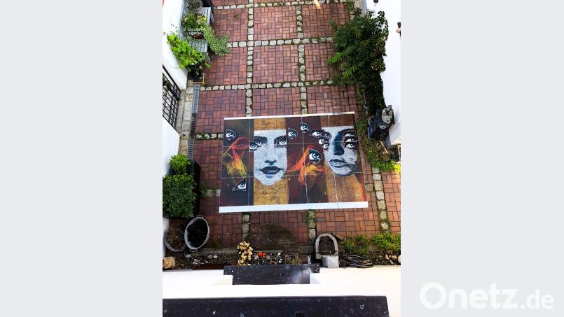 Persönlich eingerichtet: Der von der Küche und dem Atelier zugängliche Innenhof von Marthes Haus spiegelt die Kreativität, Gastfreundlichkeit und Liebe der Hausherrin zur sich im Laufe der Zeit wandelnden Natur. Bild: privat