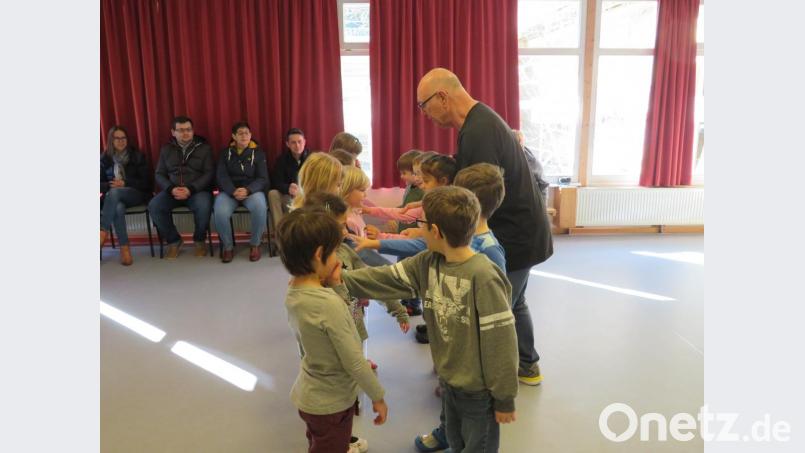 Im Selbstbehauptungskurs mit Klaus Inderst lernen die Vorschulkinder der Kindertagesstätte Regenbogenland, sich in kritischen Situationen zu behaupten. Bild: adj