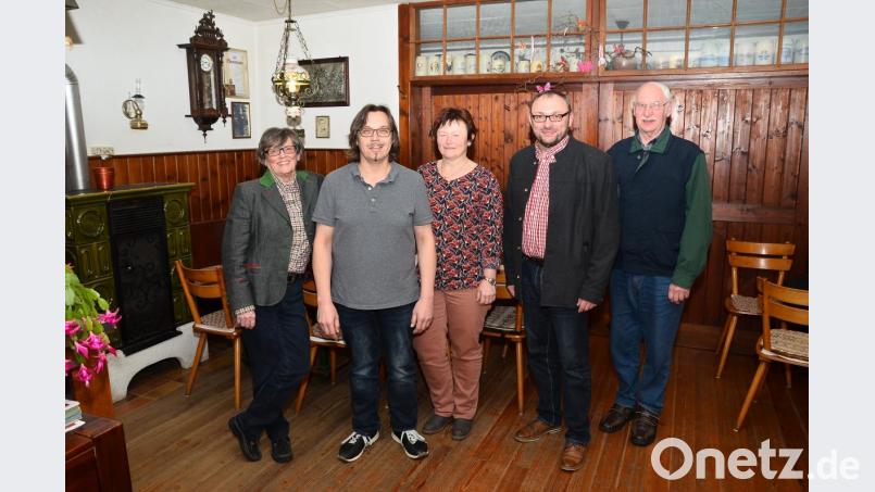 Zweiter Bürgermeister Markus Bauriedl (Zweiter von rechts) leitete die Neuwahlen, aus denen Karl Ochantel (rechts), Irmgard Bótha, Andreas Ringholz und Maria Herrmann-Preßl (von links) als Vorstandsmitglieder hervorgingen. Bild: fjo