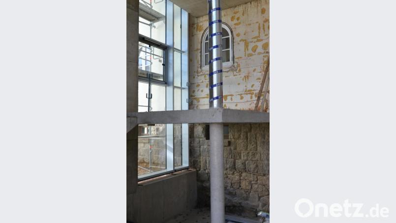Neben solchen Plattformen entsteht der Aufzug, um alle Ebenen im Haus zu erreichen. Bild: pfaa