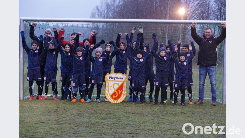 Nach der ersten Einheit hatten die jungen Kicker (rechts Jahnschmiede-Leiter Thomas Paulus) immer noch gute Laune. Bild: exb