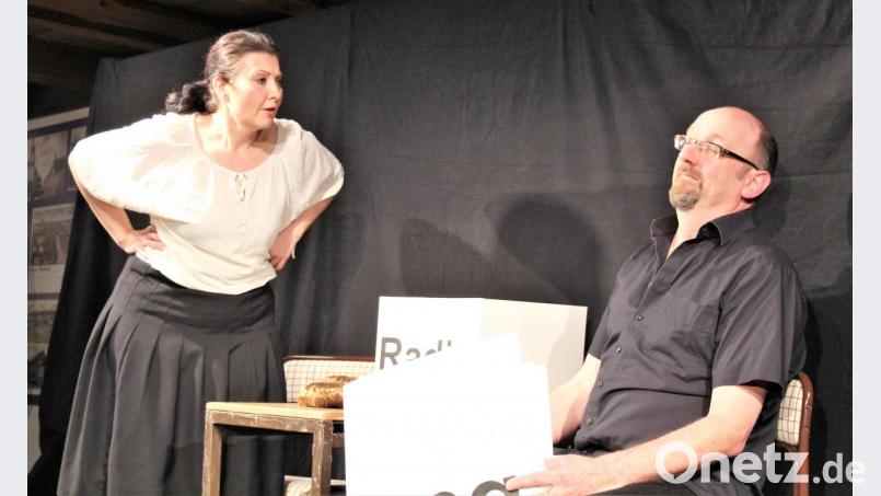 Hubert Treml und Kirstin Rokita präsentierten im Eschenbacher „Taubnschuster“-Haus das Bühnenstück „So a Theater!“ Bild: stg